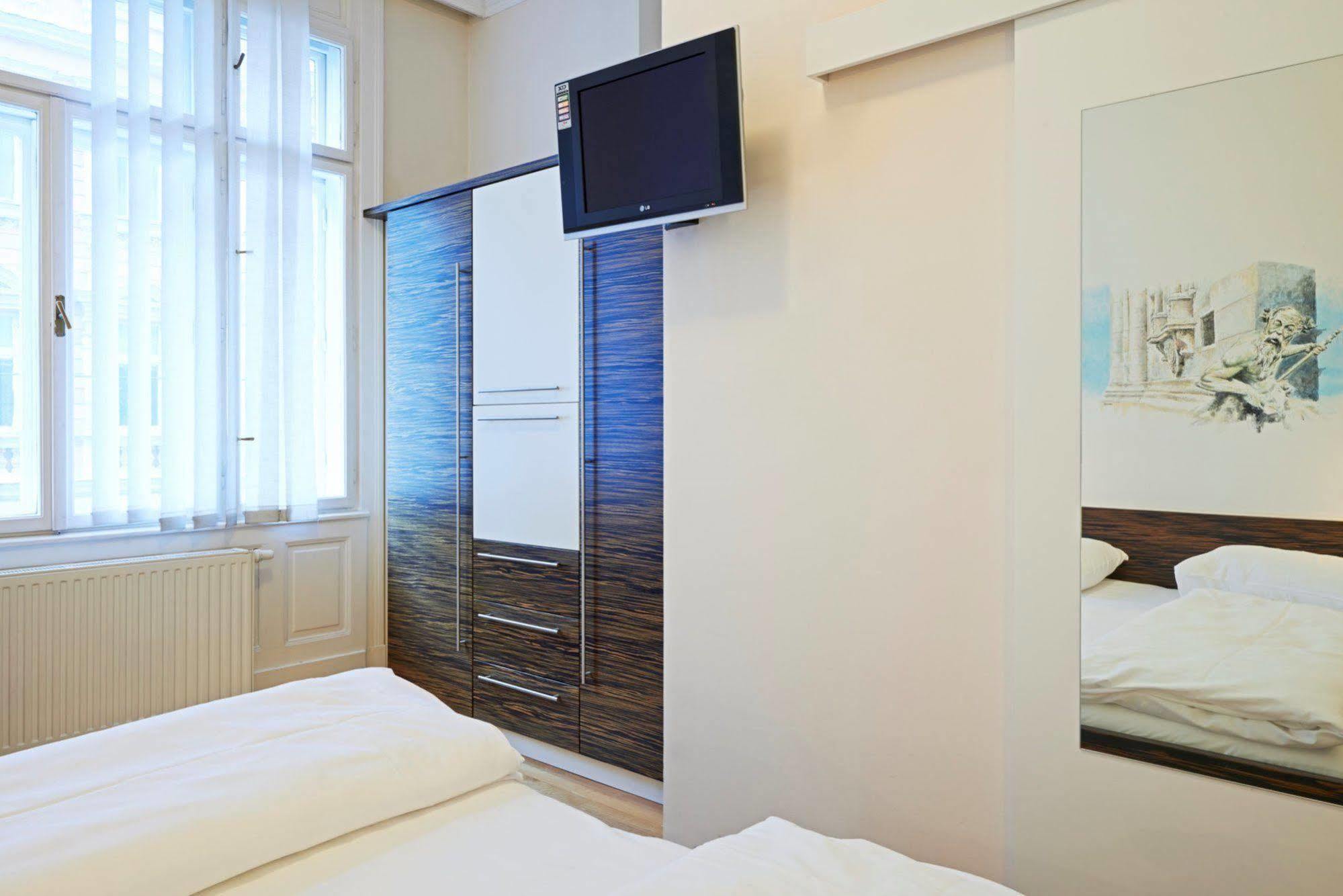 Dauntown Rooms - Self Check-In Wina Bagian luar foto